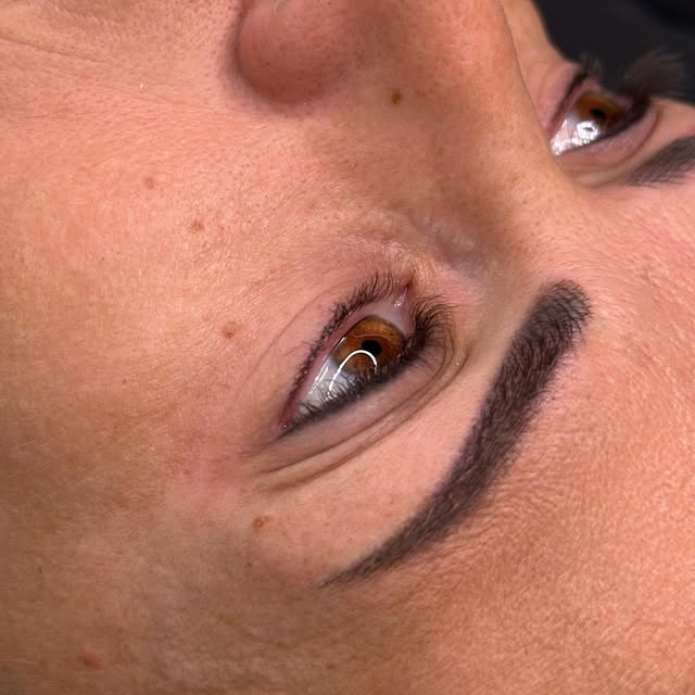 Eyeliner sus si jos- pentru o privire nai conturata și mai puțin stres dimineața