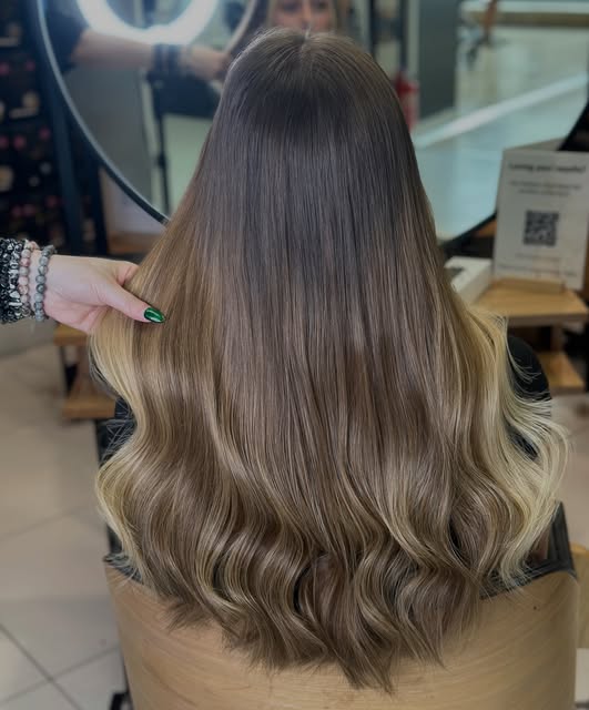 New hair day is the best kind of day💫

Russian 20” pre bonds 
Shades: p4/6/16 & m18/22
Stylist: Rac