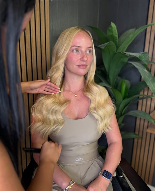 Action shot of combing out those curls💛

Service: 200g Russian tapes 
Stylist: Jada x