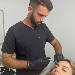 ☀️ Este verano sigue siendo tú, pero con un rostro más descansado y fresco.

Los neuromoduladores ay