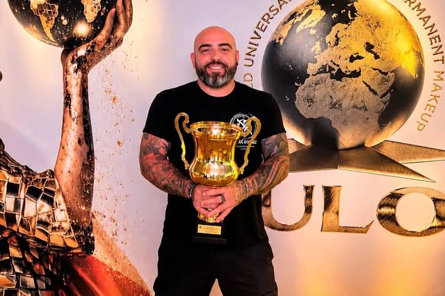 🏆 De #Alsasua… al Mundial de micropigmentación capilar.

El navarro @xabigorriz_microcapilar se ha 