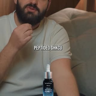 O cabelo é a moldura do rosto masculino. 

Quando as entradas avançam, a sua imagem de autoridade e 