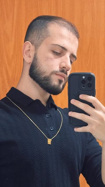 “A piscina tá meio rasa, dá pra ver o fundo...” 😅 
Quem viveu o começo da calvície sabe bem como es