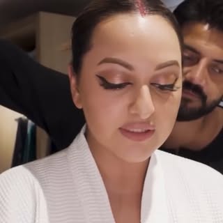 Asli sona knows about our asli sona- the Berkowits No Grey Root Touch Up Powder. This is OUR black g