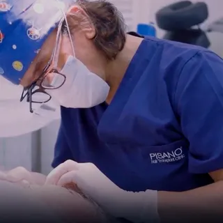 💼 ¿Por qué acudir con el Dr. Néstor Pisano?
⁣
1️⃣ Experiencia comprobada: Más de 25 años dedicados 