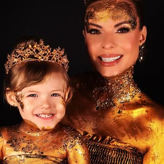 Entre um olhar, um sorriso e um abraço, nasce uma lembrança que atravessa gerações. Aqui, a arte não
