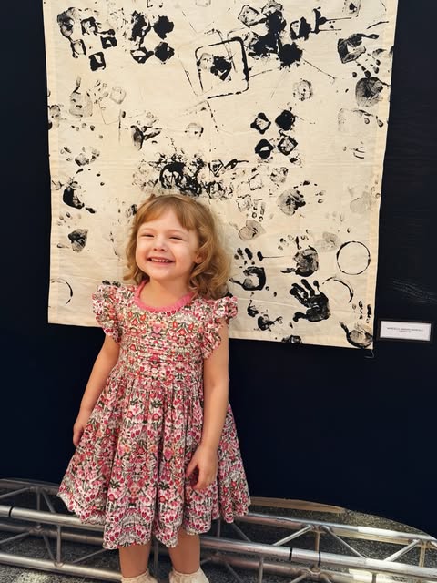 Primeira Mostra de Artes da Marcella! Estamos muito orgulhosos da criança esperta e amável que está 
