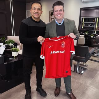 De dentro dos gramados para a Fiorio ⚽✨

Hoje tive a honra de receber aqui na clínica um craque que 