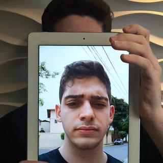 De poucos fios para uma barba cheia, volumosa e com um resultado impressionante! 

O antes mostrava 