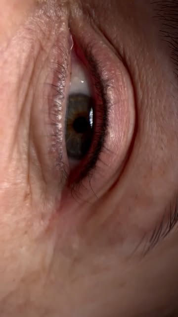 “No quería un eyeliner. Quería algo que nadie notara... pero que todos percibieran.
Un entrepestañas