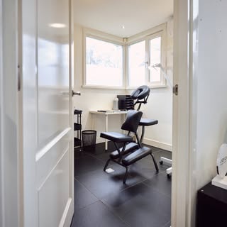 BEHANDELKAMER

Een rustige en schone behandelkamer dat is waar wij voor gaan. Wij zorgen dat alles e
