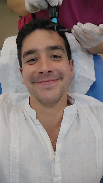 Recuperar el cabello es también recuperar la confianza y la seguridad. 💙 Aquí el testimonio real a 