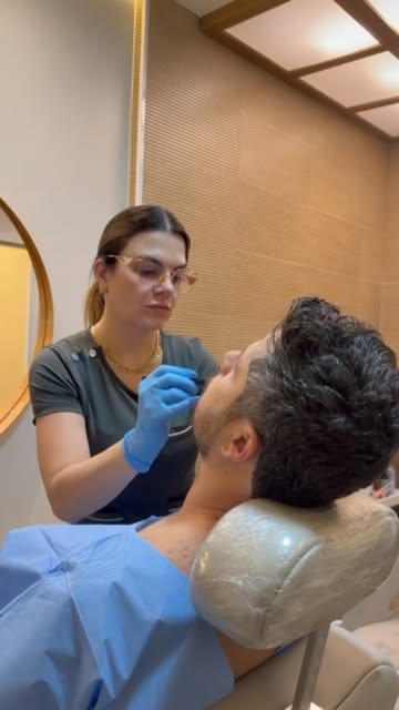 Barba falhada ou com pouca densidade? 

O transplante de barba pode preencher áreas com falhas e mel