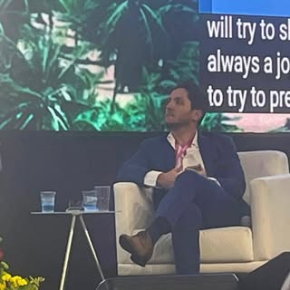 Ensinar tem tanta importância quanto aprender. 

Todo especialista contribui com seu saber para o av