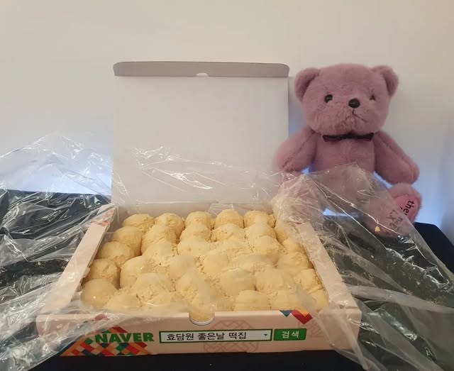 환자분께서 정성껏 보내주신 따뜻한 떡 선물 🤍

맛있는 간식까지 챙겨주시는 마음에 감사드립니다.
직원들과 함께 맛있게 나누어 먹겠습니다.

늘 잊지 않고 마음 전해주셔서 감사합니