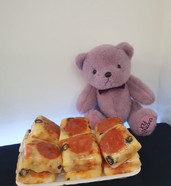요즘 핫하다는 피자 설기🍕
귀여운 비주얼에 한 번, 정성에 한 번 더 감동했습니다.
맛있는 선물 감사합니다🤍

#피자설기 #요즘핫한떡 #이색선물 #환자선물 #아이니의원