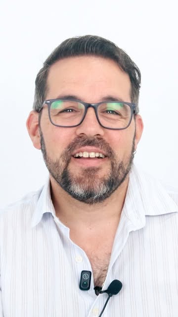 Antes de su injerto capilar, Sergio se veía con poca densidad. 

Como vio que algunos compañeros ya 