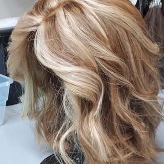 Some people have fancy footwork..... Me, I do fancy wig work! 
😜
With a flick of my wrist I was abl