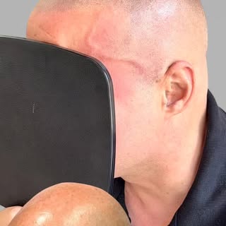 Hay un momento en este vídeo en el que deja de parecer un hombre que ha perdido el pelo.

Y empieza 