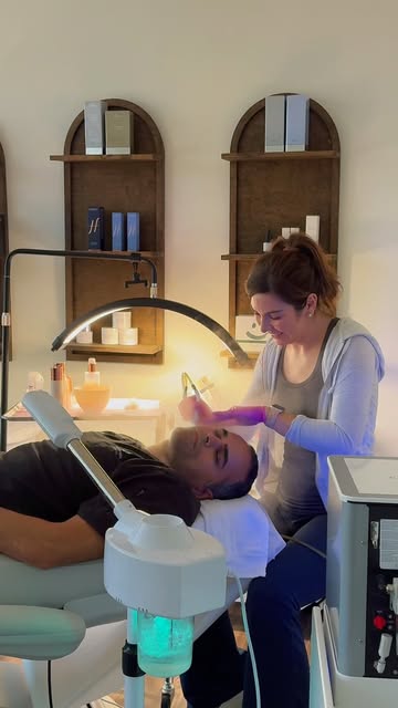 ✨ Guys, your skin needs a deep clean too. ✨

Yes, even Dr. Grover gets a DiamondGlow! 👏

A medical-
