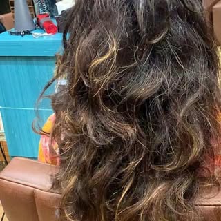 The right hair color can transform your entire look. ✨
Rich, glossy tones paired with soft styling c