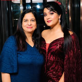 Cocktail Glam Look✨

Get ready with Vandana Mathur – Skin Expert & Professional Makeup Artist for a 