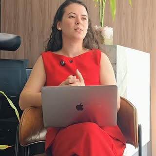 Não basta tratar o cabelo. É preciso entender por que ele está caindo.

Cada sessão deve ser consequ
