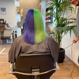 Heute mal wieder was ganz besonderes. Bunt durchs Leben 😁

#friseur #schweinfurt #sommer #color #bu