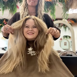 New look ✨🤝 Her smile says it all 🫶🏼

A mix of low lights, a root melt and restyle for this littl