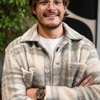 Cabelo branco pode ser transplantado, sim. 
O que define se um folículo é adequado para o transplant