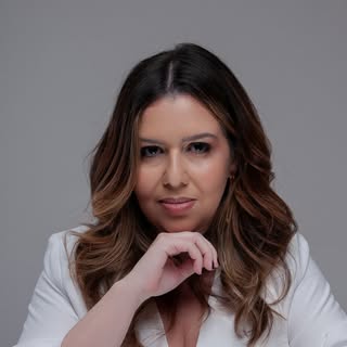 Existe uma diferença entre tratar a queda
e entender o que está por trás dela.

Neste caso: alopecia