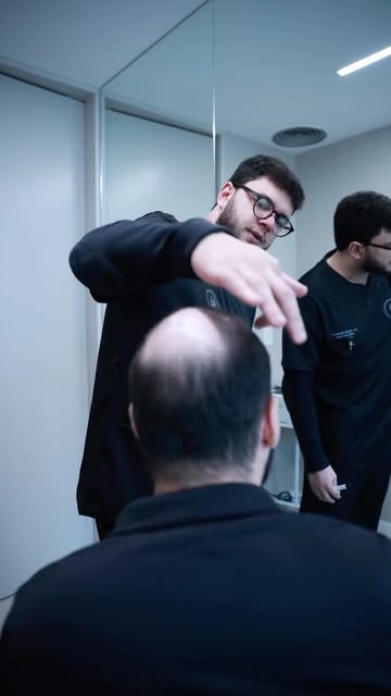 Um dos momentos mais importantes no transplante. 

Marcando onde será a nova hairline. 

Alegria em 