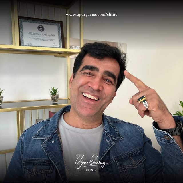 Saçlarınız sadece görüntünüzü değil, özgüveninizi de yansıtır.
UGUR YAVUZ CLINIC olarak binlerce baş