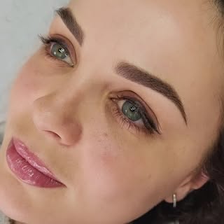 ❣️STOP YOUR SCROLL❣️These freshly done brows and these healed lips are giving cosmetic tattoo GOALS!