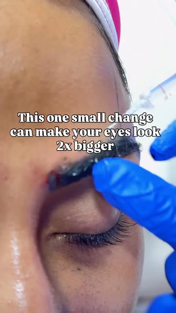 Most people think they have small eyes
But the truth is —
👉 Drooping brows make your eyes look smal