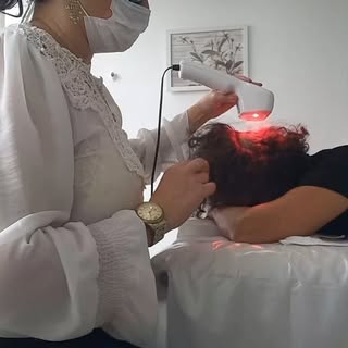 O LED Vermelho atua diretamente na raiz dos cabelos.

Estimula as células do bulbo capilar;
Estimula