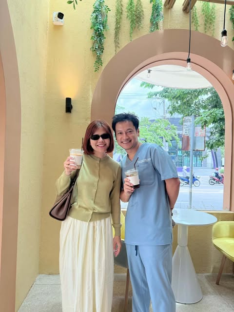 กรุงเทพมีตั้งหลายที่ เจอใครเอ่ย 5555  Benjaporn Olives Kaewnongsaeng มากินกาแฟ แถวคลินิก