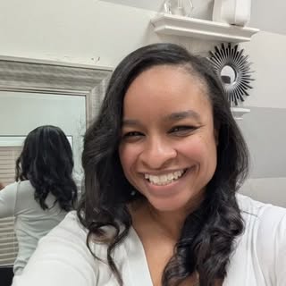 Nothing makes me smile more than when my client starts feeling herself in the mirror. ✨

That little