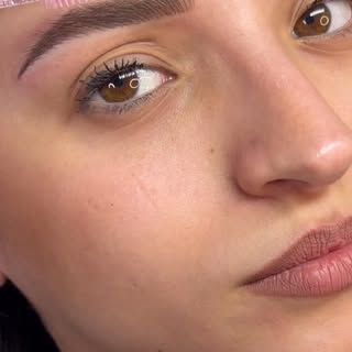 Se il trucco semipermanente si vede… è fatto male.

Bianca aveva già un viso bellissimo.
Noi non abb