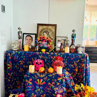 Hoy nos llegan las visitas !
Otro año pongo mi altar para los que se nos adelantaron…
Celebrando la 