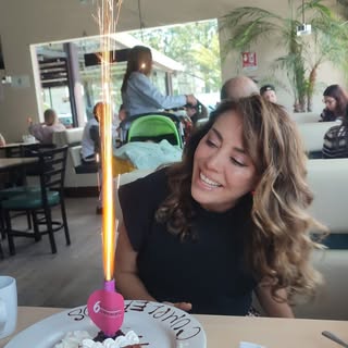 Está mujer de aquí cumple años hoy !🤩
Feliz de seguir aquí viviendo y disfrutando ❤️
Me faltan much