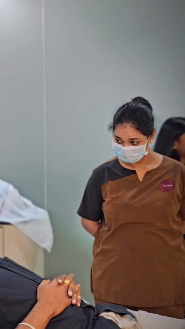 Patient? Yes. Professional flirt? Also yes. 😭

#truglowclinic #doctorfunnyvideo #funnyvideos #docto