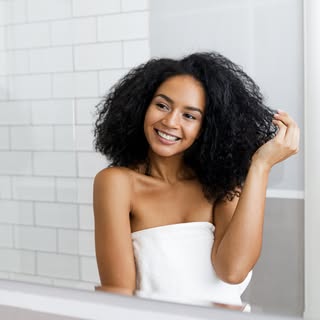 Denses, fragiles et pleins de caractère : les cheveux crépus méritent une attention toute particuliè