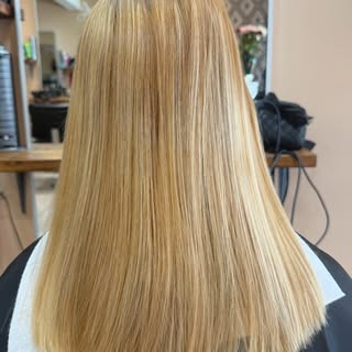 ✨ From bright blonde to beautifully natural ✨

We absolutely love this stunning colour transformatio