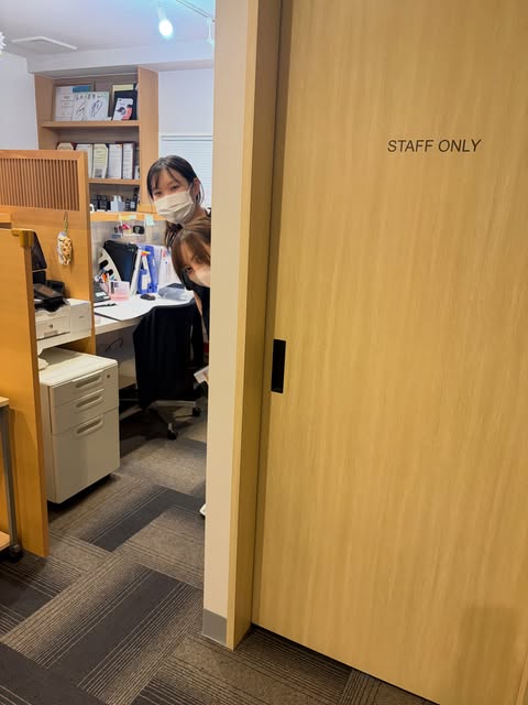 【クリニックの日常🍀】

私たちのクリニックの自慢のひとつが、
先生とスタッフの仲の良さ🤝

仕事中はみんな真剣そのものですが、
お昼休みや、ふとした瞬間には
自然と笑い声が聞こえてきます😊

