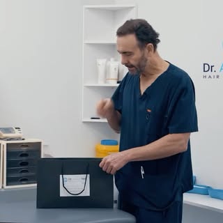 Post-op Bag | Dr. Andre Nel Hair Transplant Surgery

In the video Dr. Andre Nel explains that the ba