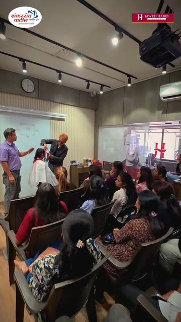 भारतातील सुप्रसिद्ध हेअर स्टायलिस्ट जावेद हबीब सर आपल्या अकॅडमी मधील विद्यार्थ्यांना मार्गदर्शन करता