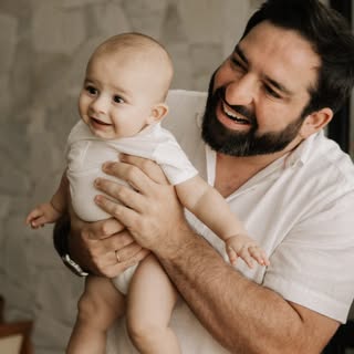 Papai, desde o dia em que eu nasci, você esteve ali. 🤍

No meu primeiro colo, nos meus primeiros so