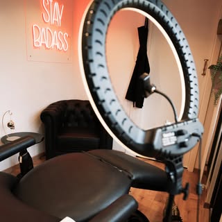 Dit is Beauty Skull.⁠
⁠
Geen standaard beauty salon, maar een plek waar schoonheid, stoerheid en dur