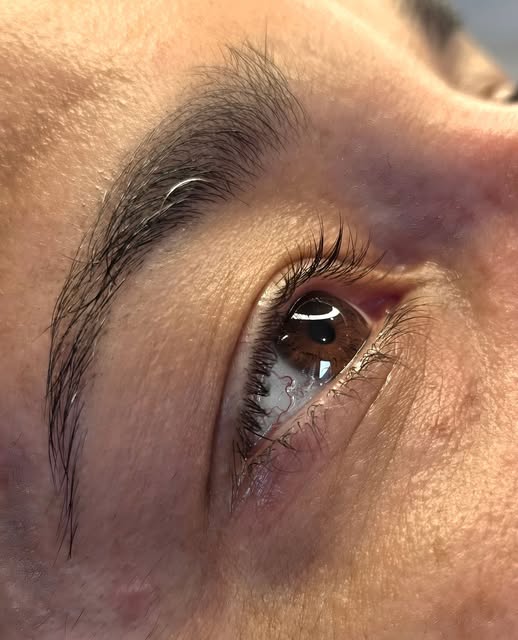 Before & after 👀✨⁠
⁠
Een PMU eyeliner kan zóveel doen voor je blik. De ogen krijgen meer definitie 